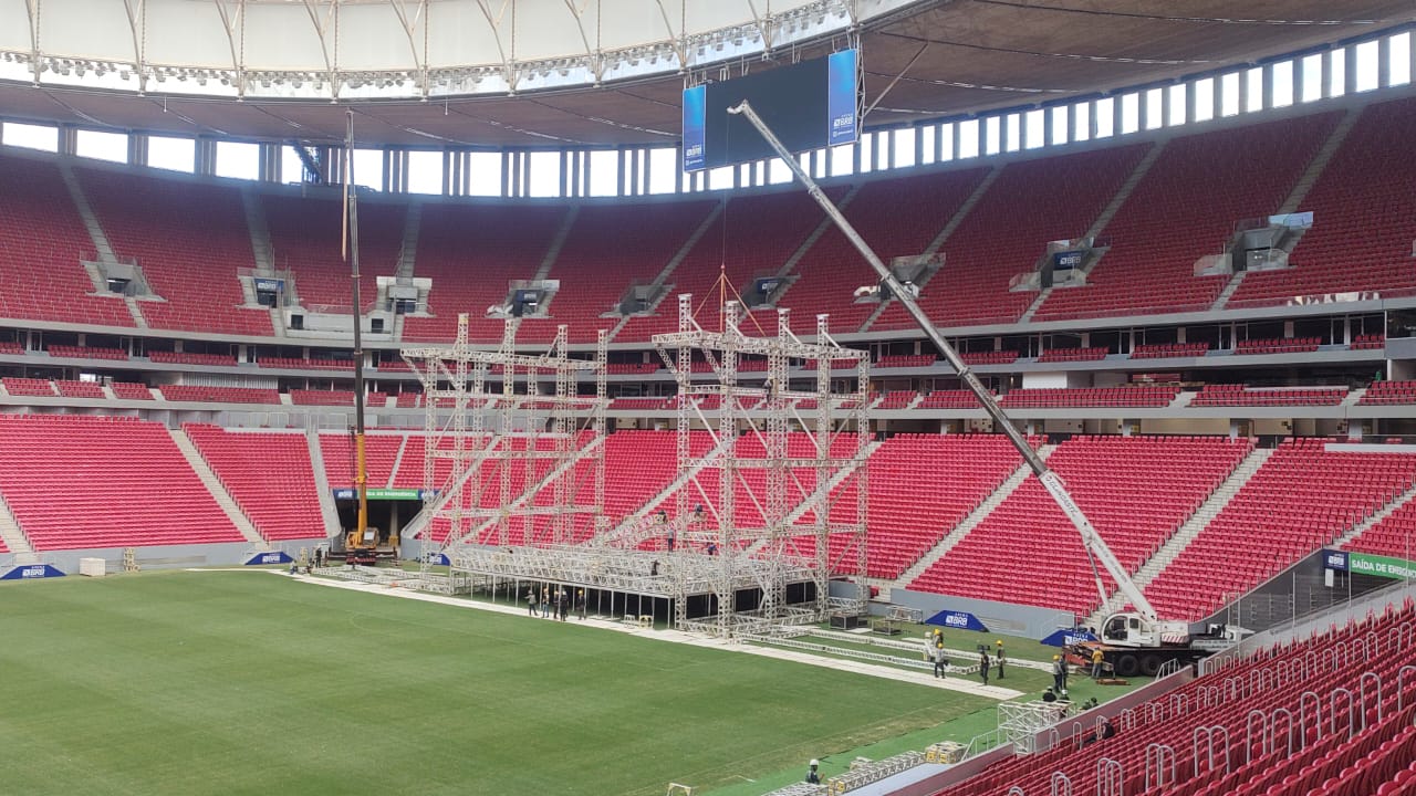 Operação de guindaste no Estádio Mané Garrincha - Brasília